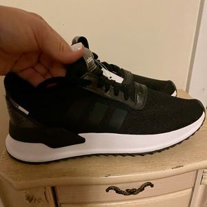 Adidas 8.5 women’s